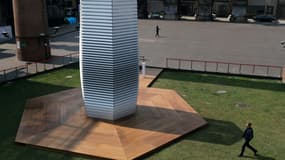 D'une hauteur de 7 mètres, la Smog Free Tower conçue par l'artiste néerlandais Daan Roosegaarde assainit l'air et transforme la pollution en bijoux. 
