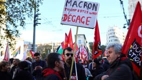 Des personnes défilent à Marseille lors d'une manifestation organisée dans le cadre d'une journée nationale d'action et de grève dans la fonction publique, le 5 décembre 2024