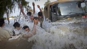 L'eau continue de monter au Pakistan et les évacuations de villages sont de plus en plus problèmatiques