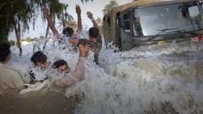 L'eau continue de monter au Pakistan et les évacuations de villages sont de plus en plus problèmatiques