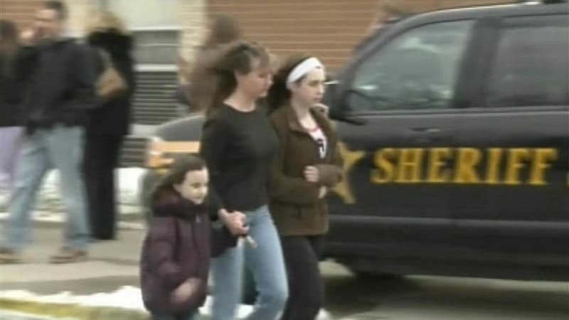 Un lycéen a ouvert le feu lundi dans un lycée de la localité de Chardon, dans l'Ohio, blessant cinq élèves avant d'être arrêté et écroué. L'un des blessés est par la suite décédé. /Image du 27 février 2012/REUTERS/WKYC Cleveland