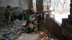 Les nouvelles recrues ukrainiennes de la 57e Brigade motorisée sur un terrain d'entraînement situé dans un lieu tenu secret de la région de Kharkiv, le 14 novembre 2024