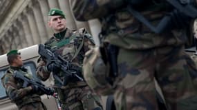 Des militaires de l'opération Sentinelle armés de Famas, à Paris, le 30 décembre 2015. 