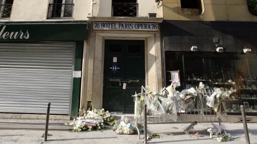 L'entrée de l'hôtel Paris Opéra quelques jours après l'incendie