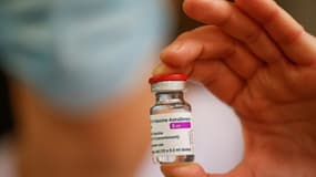Un membre du personnel soignant montre une dose du vaccin AstraZeneca à l'hôpital de Melun, le 8 février 2021