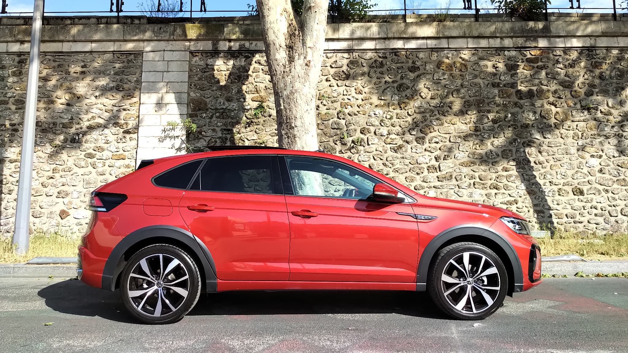 S'il est surélevé par rapport à une berline classique, le Taigo reste relativement bas, ne dépassant pas le 1,5 mètre en hauteur.