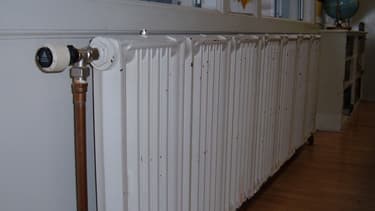 La loi et son décret fixent l’obligation d’installer des appareils de mesure de température par logement, a priori sur les radiateurs.