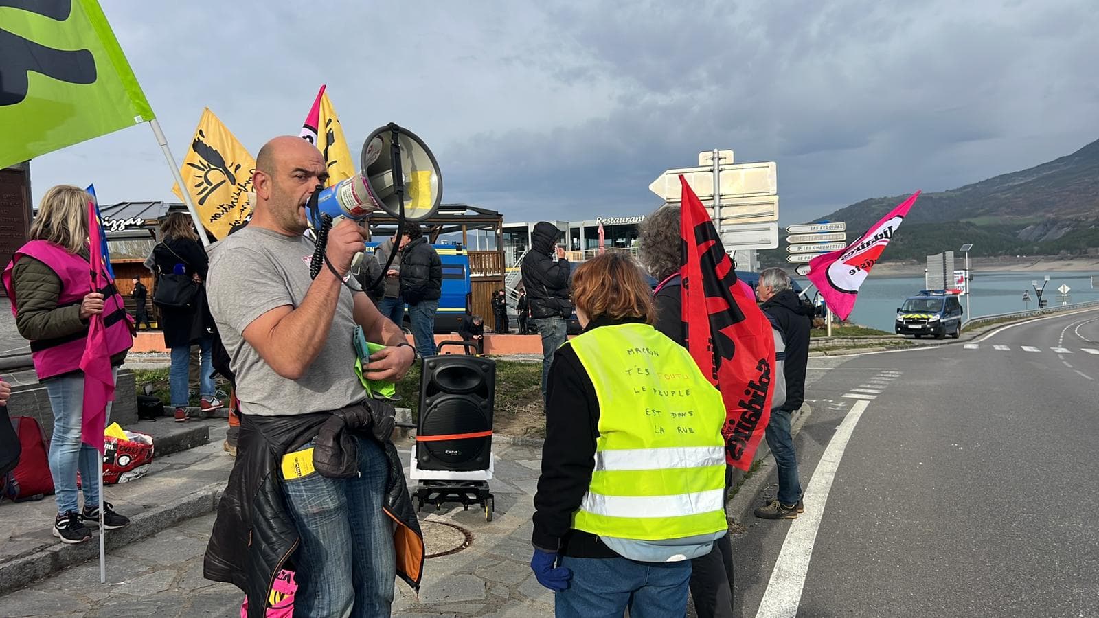 Environ 80 manifestants de l’intersyndicale sont déjà sur place à Savines-le-Lac.