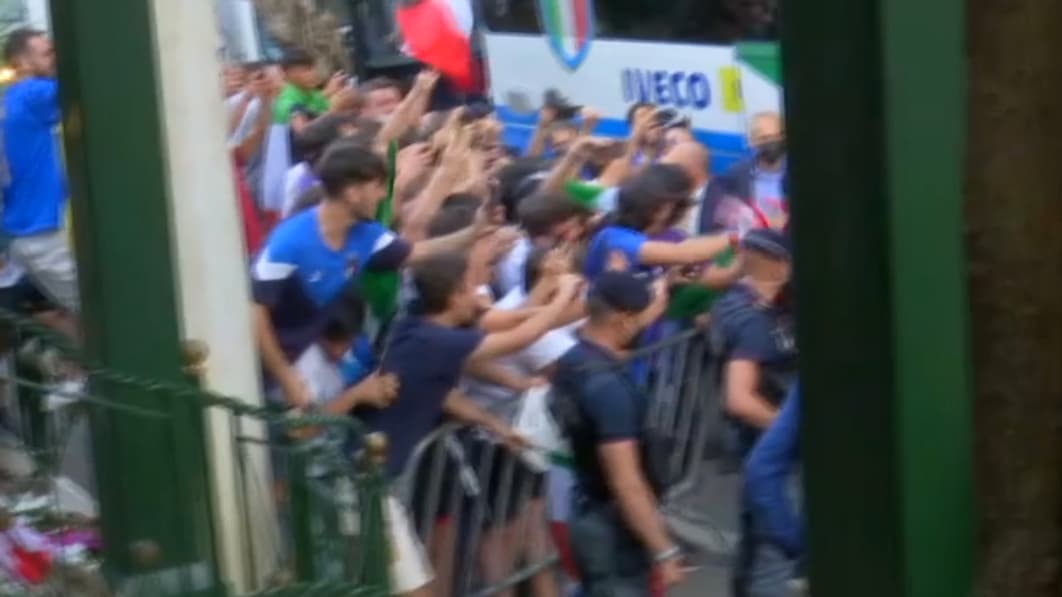 De nombreux supporters italiens ont acclamé leurs héros De nombreux supporters italiens ont acclamé leurs héros