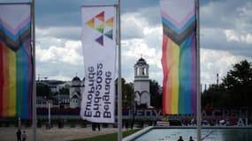 Les drapeaux de l'EuroPride flottent pendant la cérémonie d'ouverture de l'EuroPride 2022 à Belgrade, le 12 septembre 2022.
