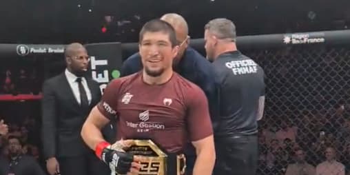 Baki avec sa ceinture des -77kg à l'Adidas Arena le 16 mai 2025