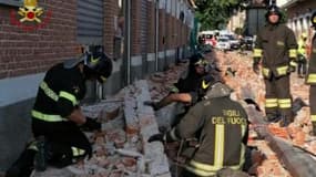 Capture d'image d'une vidéo diffusée le 24 juin 2020 par les pompiers italiens montrant une équipe de secours sur les lieux de l'effondrement d'un bâtiment industriel à Albizzate, dans le nord de l'Italie