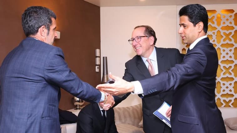Le dirigeant de l'OL John Textor avec le président du PSG Nasser Al-Khelaïfi avant la demi-finale retour de Ligue des champions, 7 mai 2025 Le dirigeant de l'OL John Textor avec le président du PSG Nasser Al-Khelaïfi avant la demi-finale retour de Ligue des champions, 7 mai 2025