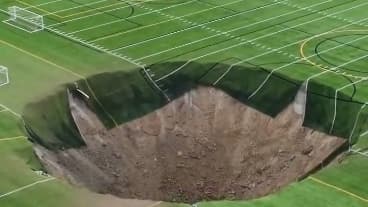 L'image du gouffre sur un terrain de football d'Alton, dans l'Illinois, le 26 juin 2024