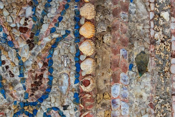 Cette photo diffusée par le ministère italien de la Culture le 12 décembre 2023 montre des coquillages dans des mosaïques découvertes dans une luxueuse maison romaine près du Colisée. 