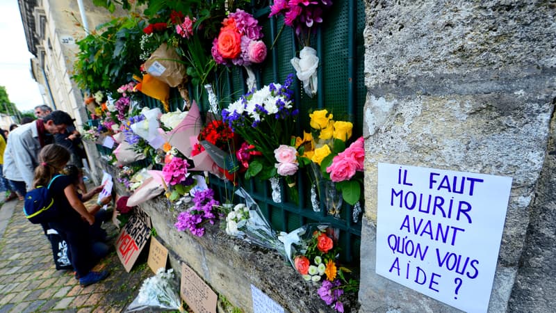 Des fleurs déposées devant le domicile de Sandra, tuée par son ex-conjoint violent, le 4 juillet 2021 à Bordeaux