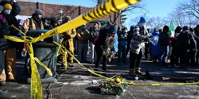 Les Américains se recueillent après la mort d'Alex Pretti, lors d’une manifestation contre la politique anti-immigration de Donald Trump, le 24 janvier 2026.