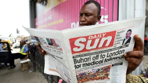 Un homme lit un journal dont la Une revient sur les questions de santé du président Muhammadu Buhari, à Lagos, le 8 mai 2017