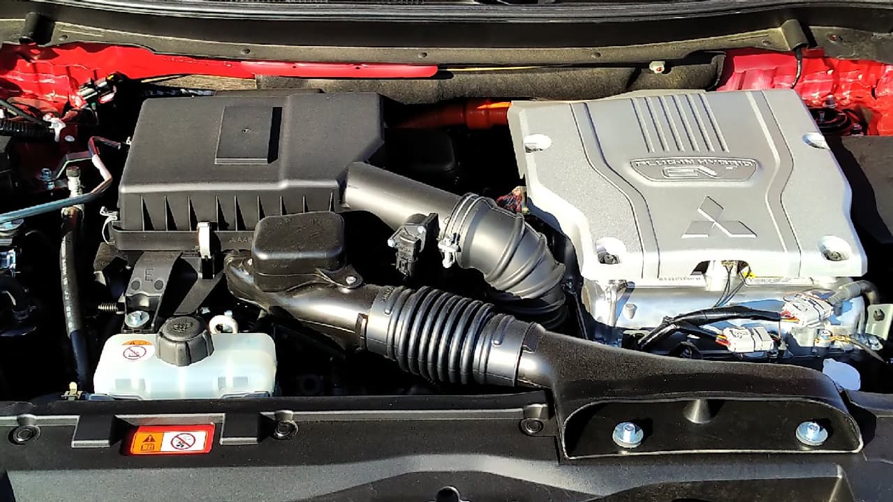 Le Mitsubishi Eclipse Cross repose essentiellement sur ses deux moteurs électriques (un sur le train avant, l’autre sur le train arrière) pour avancer. La puissance cumulée est donc de 188 chevaux.