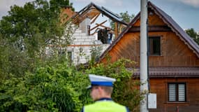 La police polonaise et l'armée polonaise inspectent les dégâts causés à une maison détruite par les débris d'un drone russe abattu, le 10 septembre 2025 dans l'est de la Pologne (photo d'illustration).