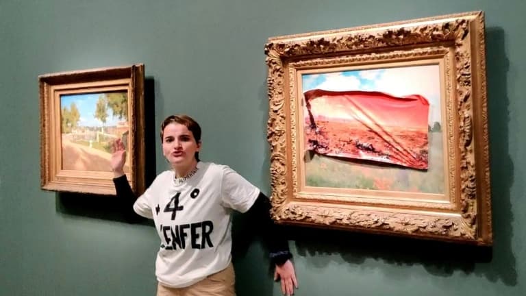 Photo diffusée par le collectif écologiste "Riposte alimentaire", le 1er juin 2024, montrant une militante après une action sur le tableau "Les Coquelicots" (d) de Claude Monet au Musée d'Orsay, à Paris