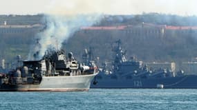 Le croiseur russe Moskva, à droite, le 30 mars 2022