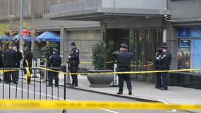 La police intervient devant l'hôtel Hilton de New York, où le PDG de UnitedHealthcare, Brian Thompson, 50 ans, a été abattu alors qu'il entrait, vers 6h45 le 4 décembre 2024.