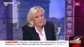 Marine Le Pen veut "interdire le port du voile dans l'espace public"