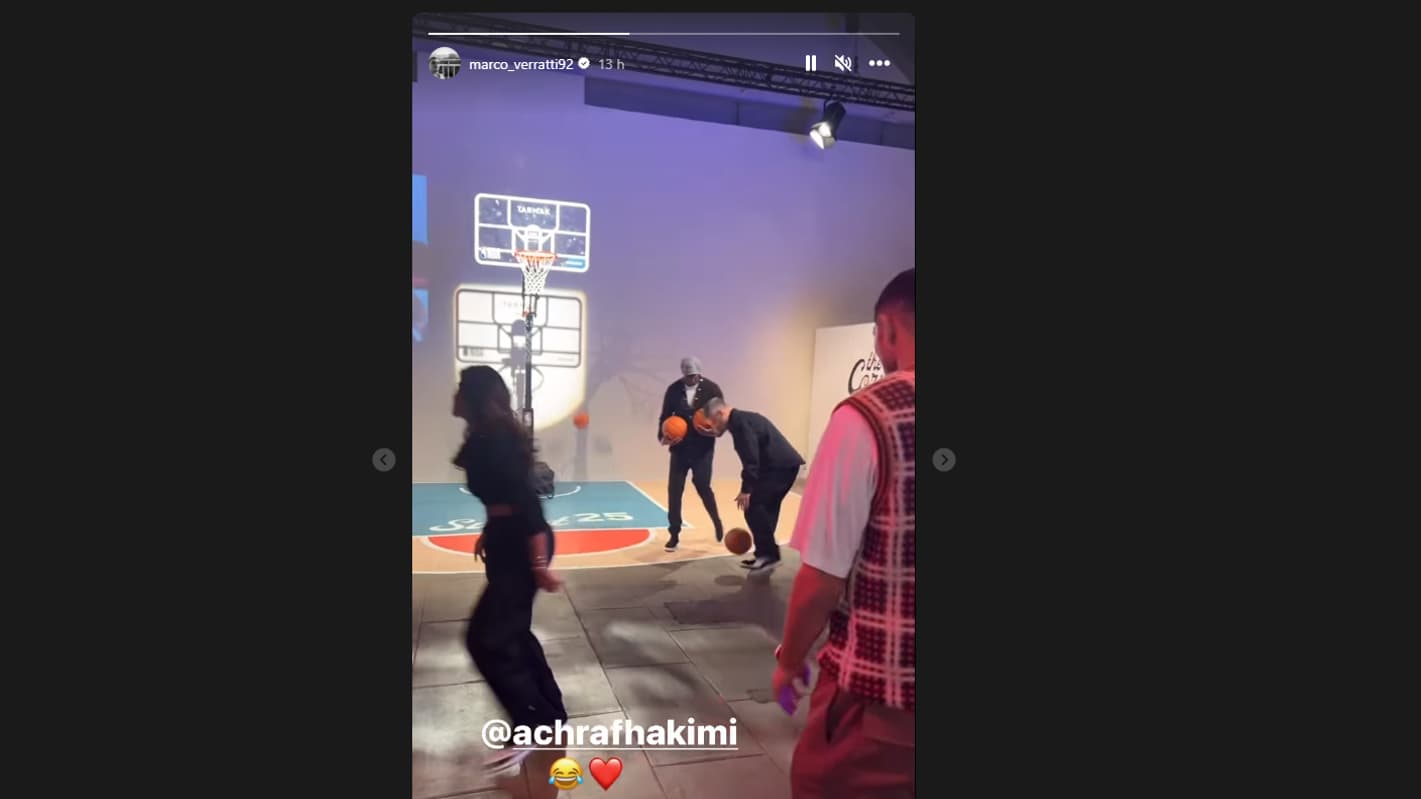 Achraf Hakimi réussit un panier de basket sous le regard de Marco Verratti lors de la soirée d'anniversaire de Kylian Mbappé, le 21 décembre 2023
