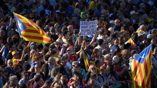 Des manifestants pro-indépendance manifestent à Barcelone, le 21 octobre 2017.