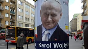 Affiche représentant l'ancien pape polonais Jean-Paul II dans les rues de Varsovie le 30 mars 2015