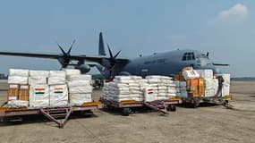 Un avion militaire indien chargé d'aide humanitaire à Rangoun, en Birmanie, ce samedi 29 mars 2025.