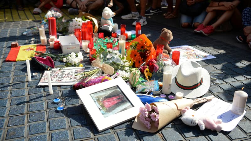 Des bougies en hommage aux victimes de l'attentat de Barcelone allumées sur Las Ramblas, le 18 août. 