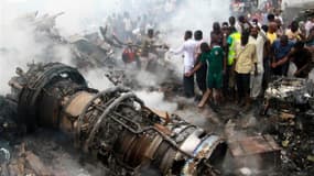 Un avion des lignes intérieures nigérianes a percuté dimanche un immeuble de deux étages à Lagos, capitale économique du Nigeria, ne laissant aucun survivant parmi les 147 personnes à bord de l'appareil. Le président Goodluck Jonathan a décrété un deuil n