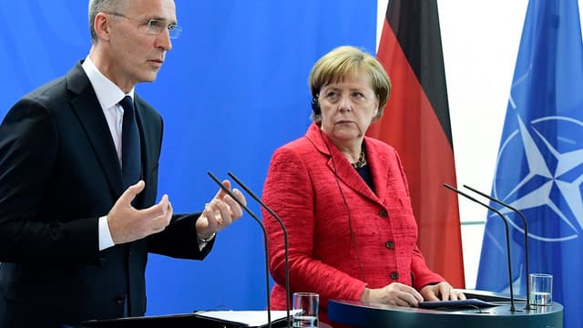 Jens Stoltenberg, chef de l'Alliance atlantique (avec Angela Merkel sur la photo), demande que "l'Allemagne respecte l'engagement pris avec tous les autres alliés de l'Otan",