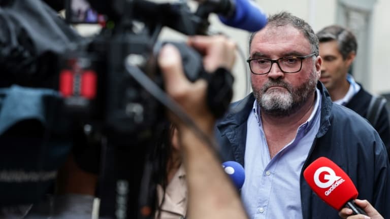 L'ancien anesthésiste français Frédéric Péchier s'adresse à la presse à son arrivée au palais de justice de Besançon, à Besançon, dans le nord-est de la France, le 8 septembre 2025.