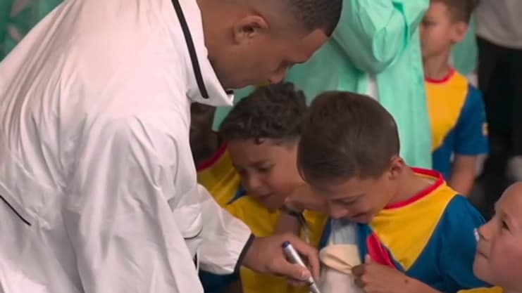 Kylian Mbappé signe des autographes avant le début de France-Autriche à l'Euro, le 17 juin 2024