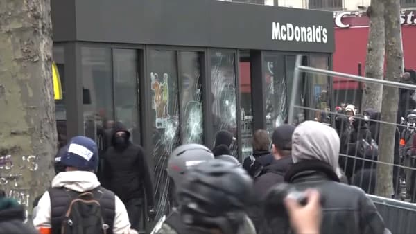 Des manifestants à proximité d'un fast-food qu'ils ont caillassé, le 23 mars, vers Strasbourg-Saint-Denis à Paris.