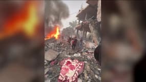 Des immeubles détruits quelques secondes après un bombardement à Deir Al-Balah, dans la bande de Gaza, filmé par un journaliste palestinien le 5 décembre 2023