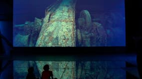 Des enfants regardent une projection d'images de l'épave du Titanic au centre du Titanic à Belfast, en Irlande du Nord, le 27 mars 2012