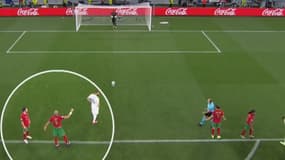 Pepe indique la direction du penalty de Karim Benzema à son gardien, Rui Patricio