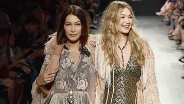 Bella et Gigi Hadid au défilé Anna Sui lors de la Fashion Week de New-York
