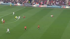 Stéphanie Frappart percutée par Moussa Dembélé lors de Rennes-Lyon.