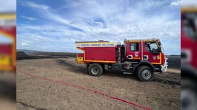 Un camion des sapeurs-pompiers du Val-d'Oise, en intervention sur un incendie dans des champs situés entre les communes de Cormeilles-en-Vexin et Montgeroult mardi 11 juillet 2023.