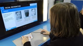 Une jeune fille expérimente la reconnaissance faciale par biométrie, en 2005 à la Cité des sciences et de l'Industrie à Paris (photo d'illustration)