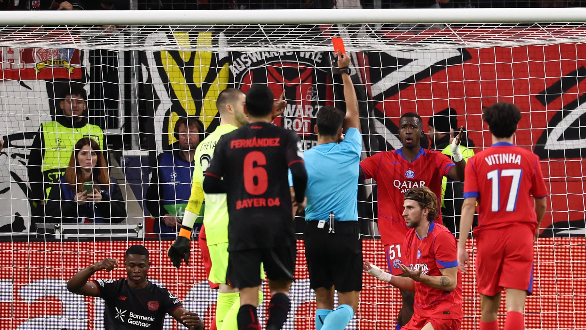 DEUX PÉNALTYS CONCÉDÉS, UN CARTON JAUNE PUIS UN ROUGE DIRECT EN 37 MINUTES: LE MATCH CATASTROPHIQUE DE ZABARNYI AVEC LE PSG FACE À LEVERKUSEN