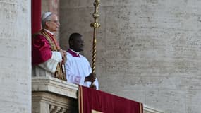 Le pape nouvellement élu, Robert François Prévost, arrive pour la première fois sur le balcon principal de la loggia centrale de la basilique Saint-Pierre, après la fin du conclave des cardinaux, au Vatican, le 8 mai 2025.