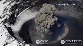 L'éruption du volcan Popocatepetl vue du ciel