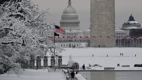 Le Capitole américain sous la neige à Washington D.C. le 3 janvier 2022