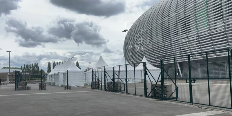 De nouvelles barrières installées autour du stade Pierre-Mauroy.